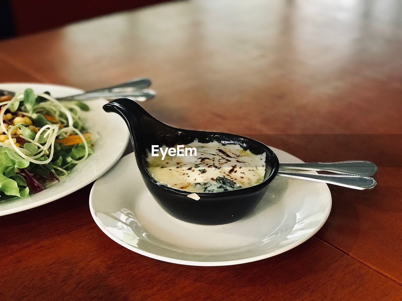 HIGH ANGLE VIEW OF FOOD IN BOWL ON TABLE