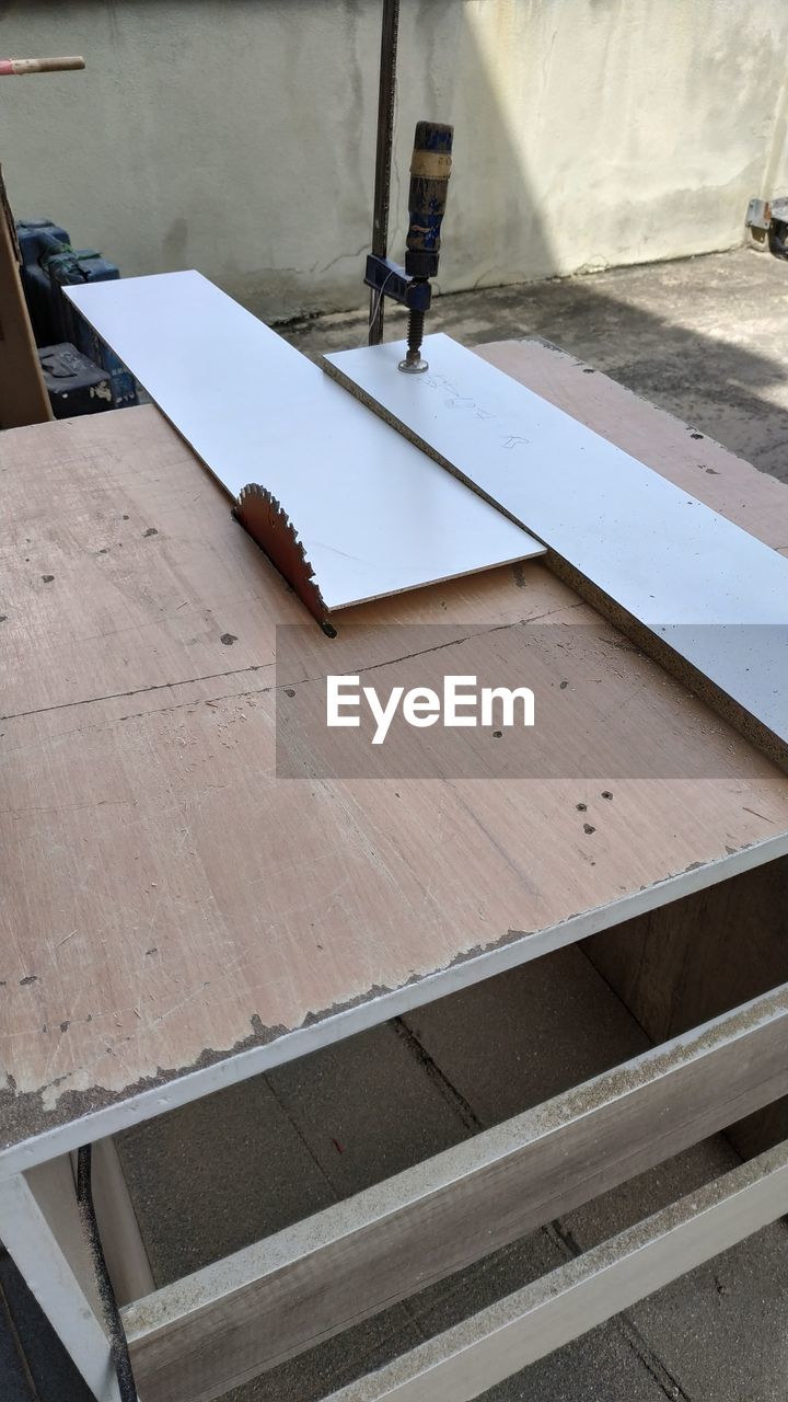 HIGH ANGLE VIEW OF PIANO ON TABLE AT HOME