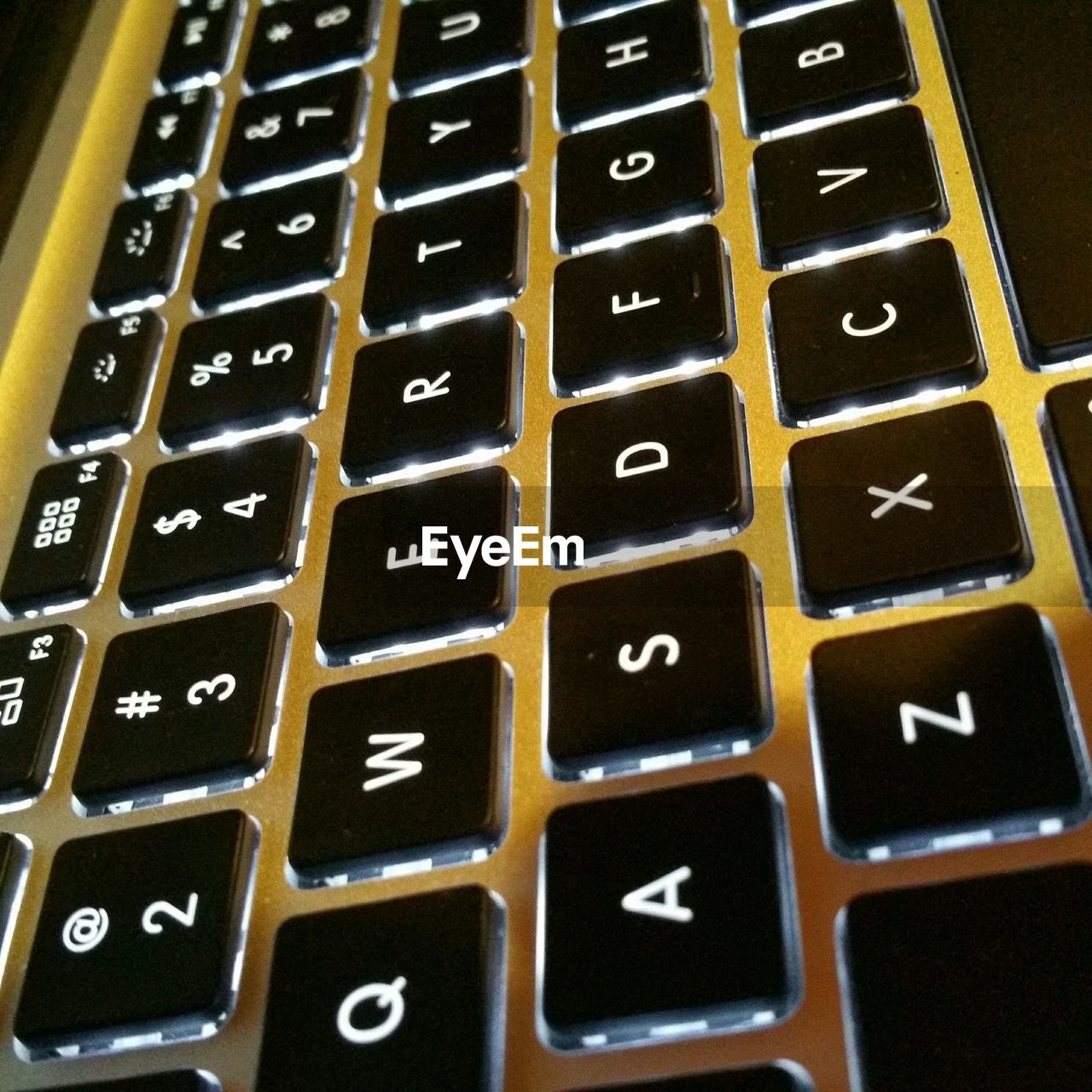 HIGH ANGLE VIEW OF COMPUTER KEYBOARD ON WHITE WALL