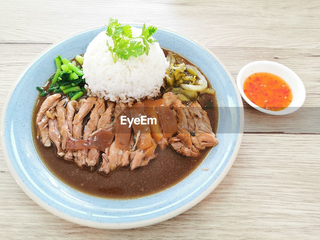 HIGH ANGLE VIEW OF MEAL SERVED IN BOWL