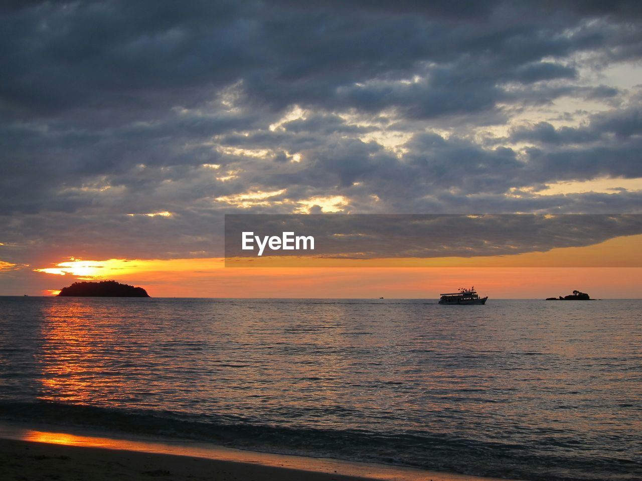 SCENIC VIEW OF SUNSET OVER SEA