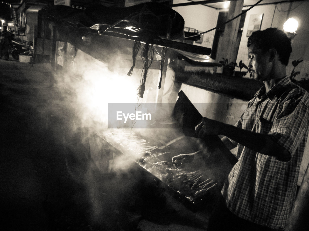 HIGH ANGLE VIEW OF MAN WORKING IN KITCHEN