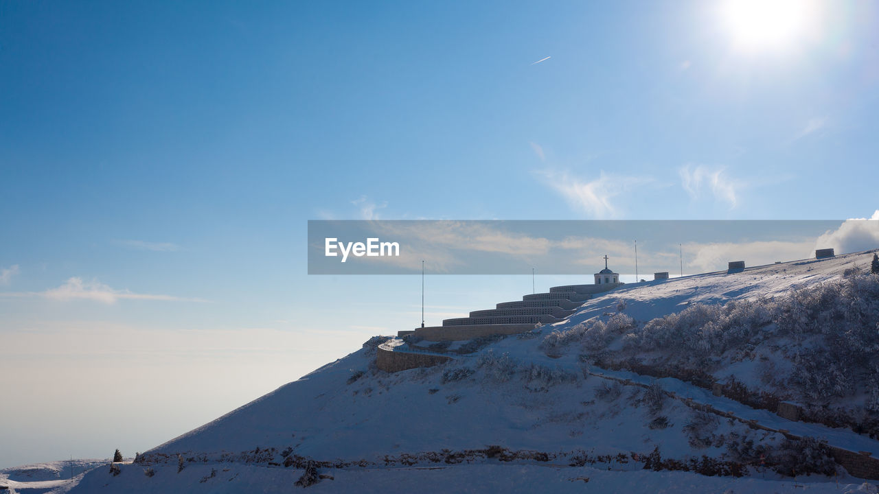 PANORAMIC VIEW OF SNOWCAPPED MOUNTAIN AGAINST SKY