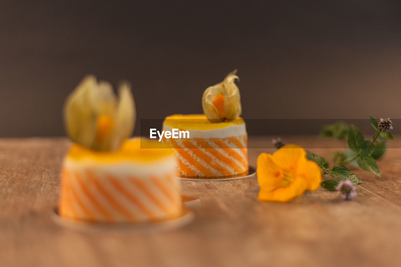 CLOSE-UP OF YELLOW FRUITS ON CUTTING BOARD