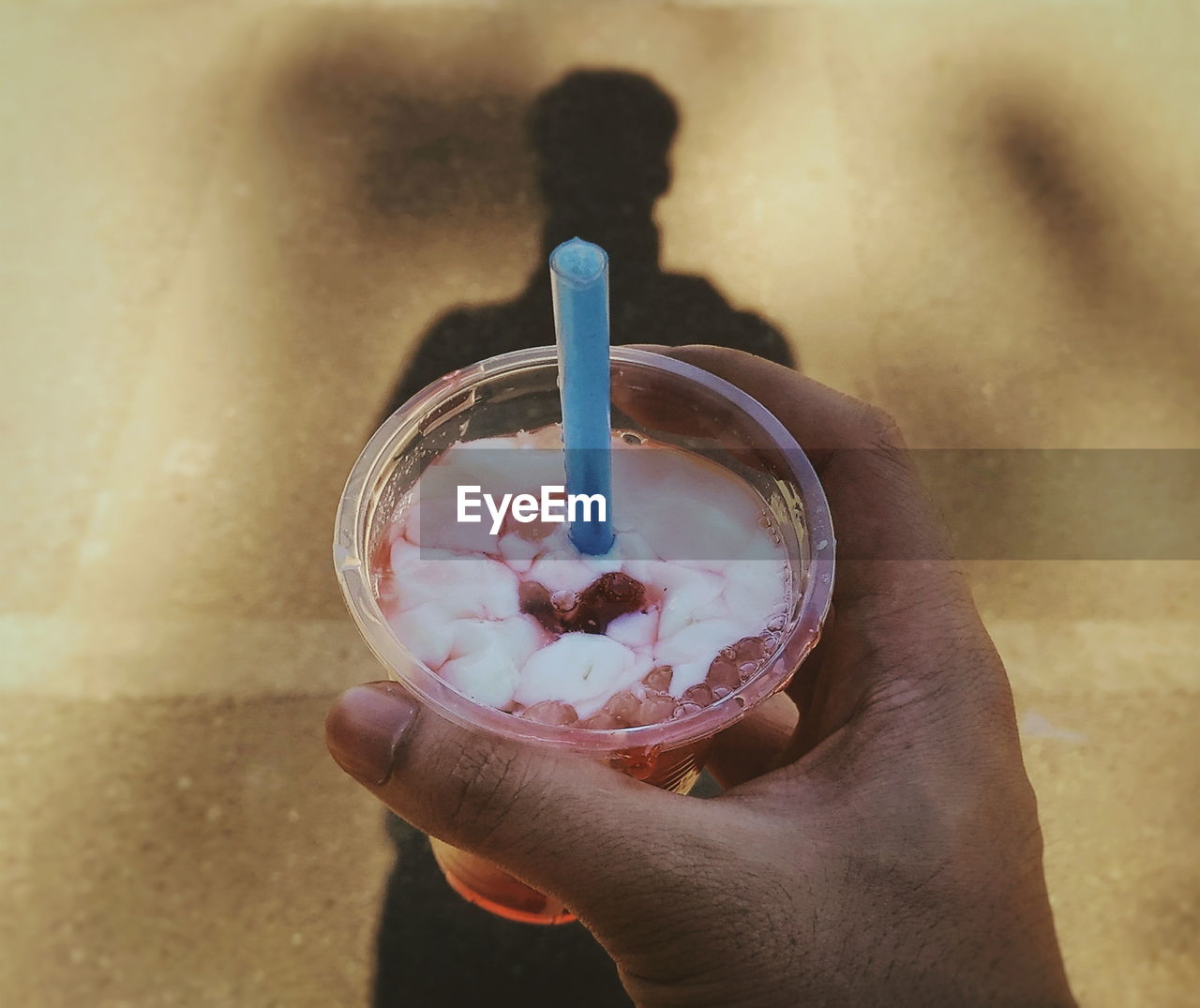 CLOSE-UP OF HAND HOLDING ICE CREAM CONE