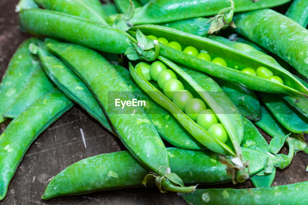 HIGH ANGLE VIEW OF GREEN CHILI PEPPER