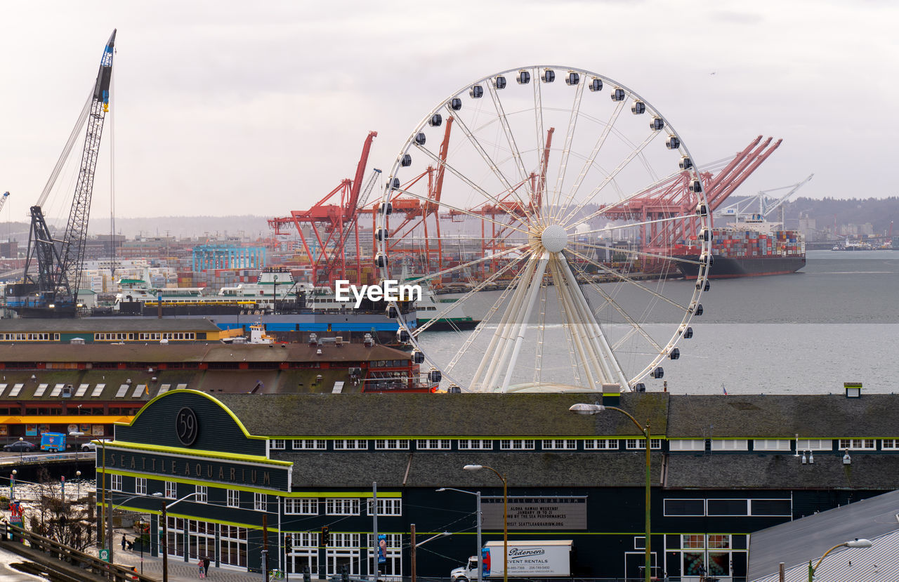 FERRIS WHEEL AT AMUSEMENT PARK