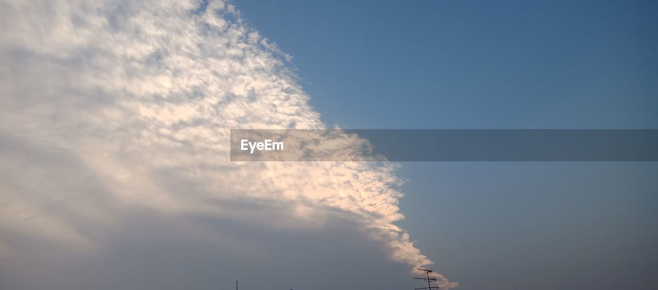 LOW ANGLE VIEW OF VAPOR TRAIL AGAINST BLUE SKY