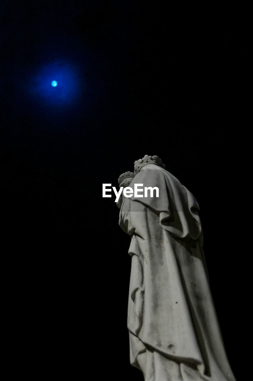 LOW ANGLE VIEW OF STATUE