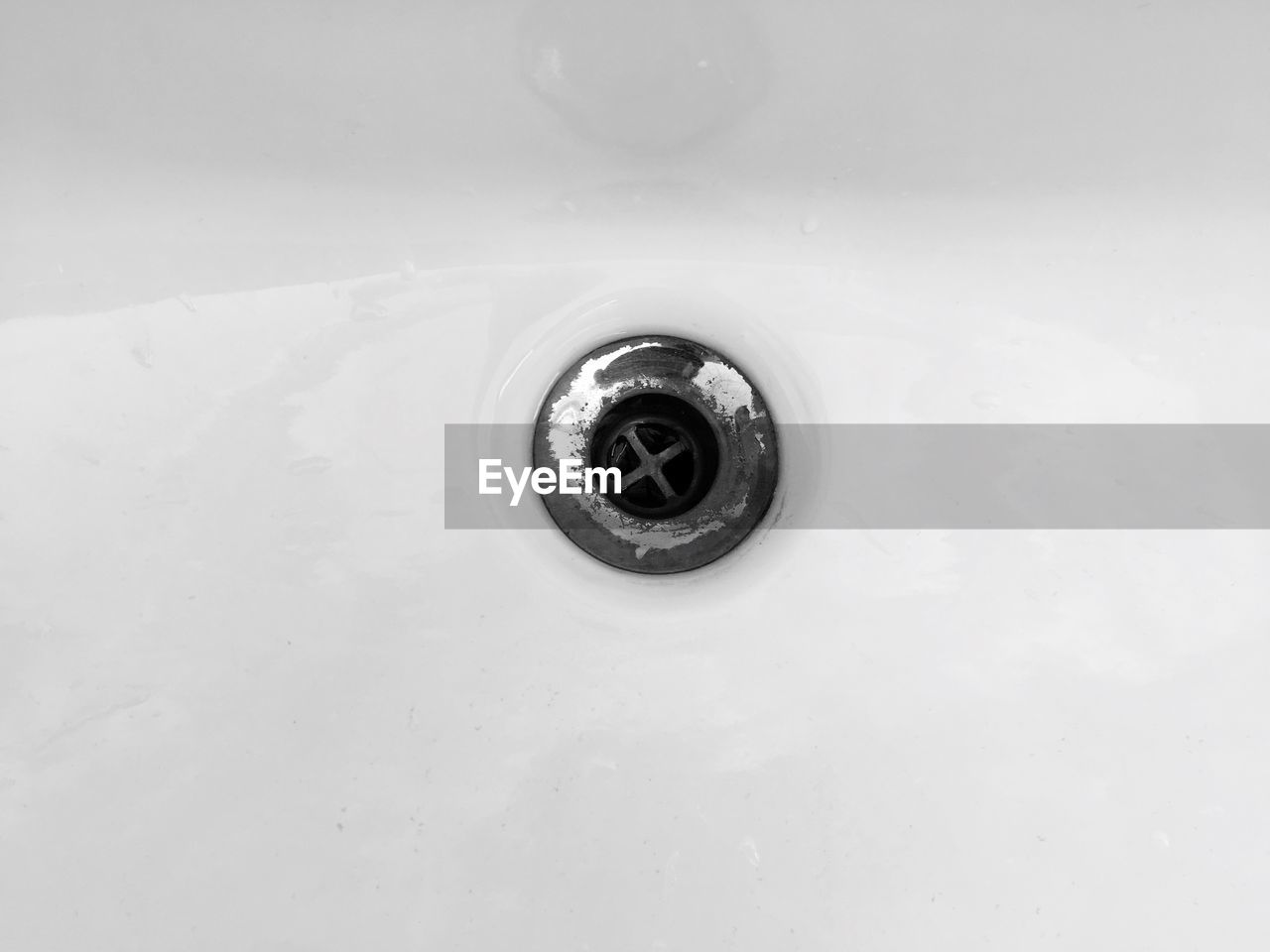 CLOSE-UP OF WATER FLOWING FROM FAUCET IN BATHROOM