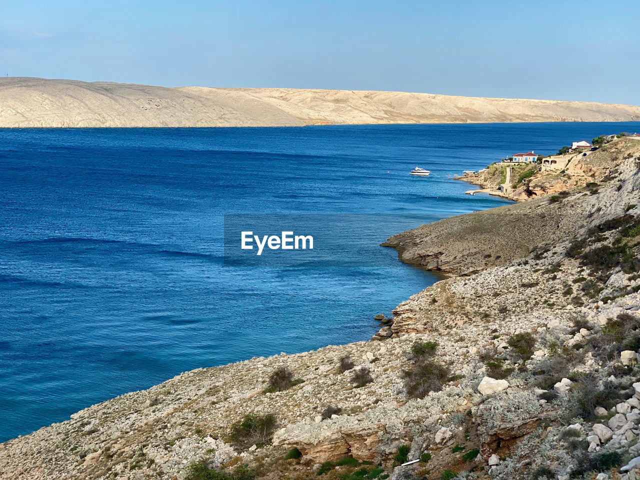 SCENIC VIEW OF ROCKY BEACH AGAINST SKY