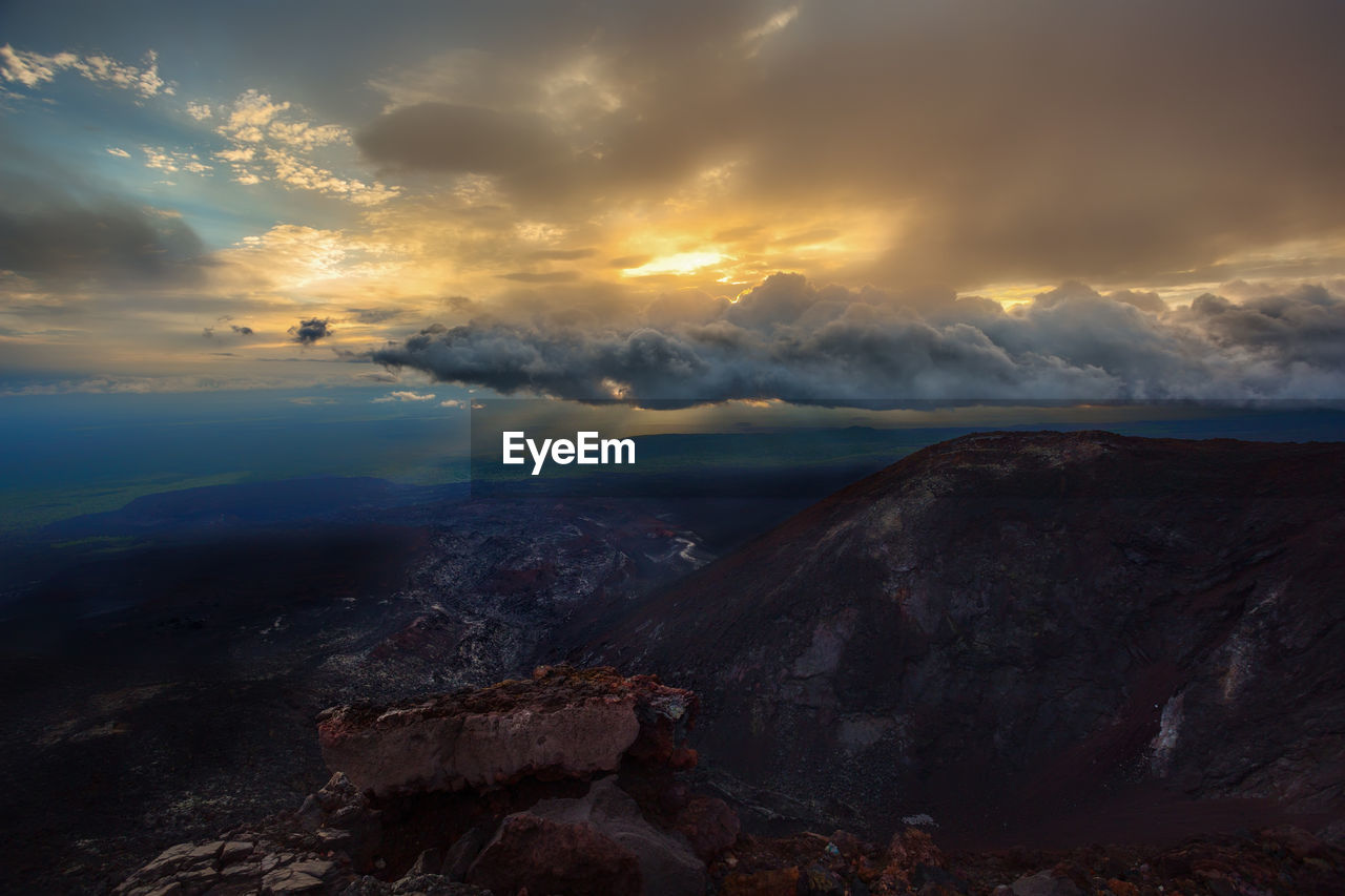 SCENIC VIEW OF MOUNTAINS AGAINST SKY AT SUNSET