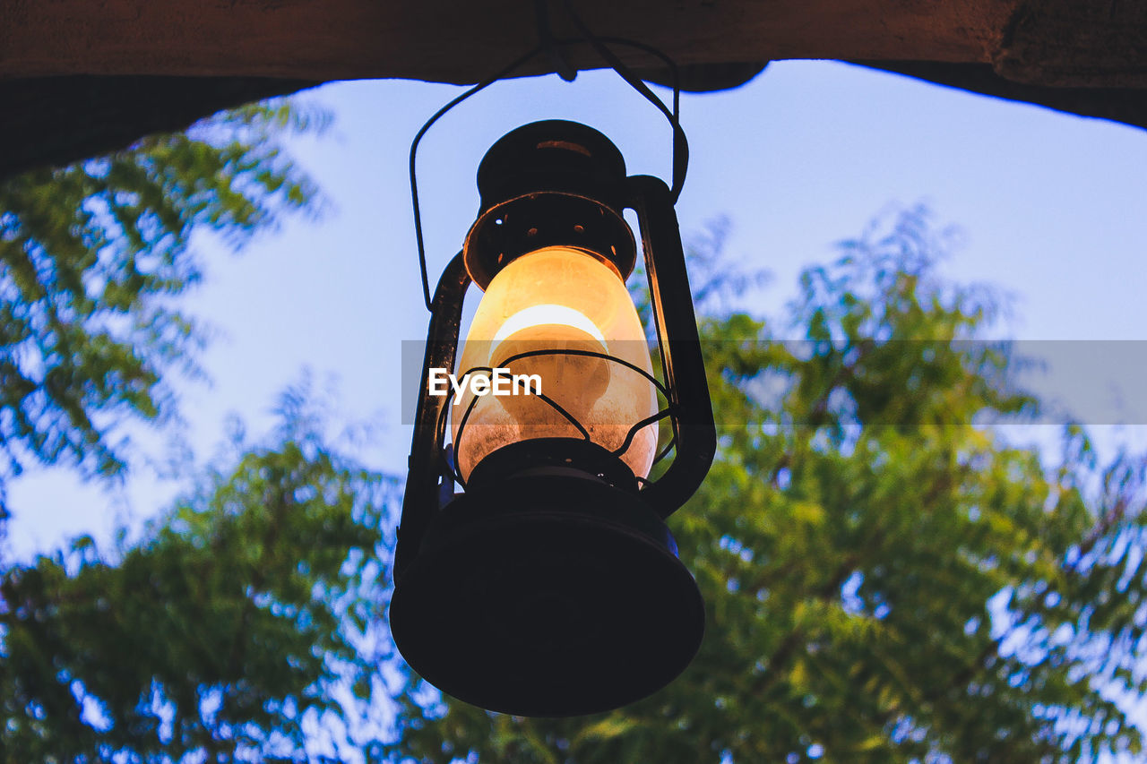 LOW ANGLE VIEW OF ILLUMINATED STREET LIGHT