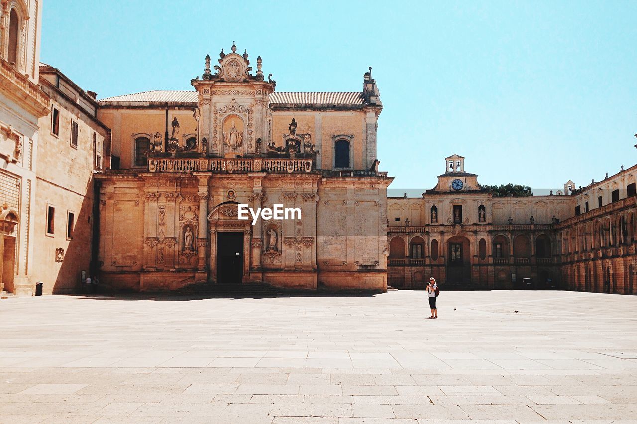 TOURISTS IN FRONT OF HISTORICAL BUILDING