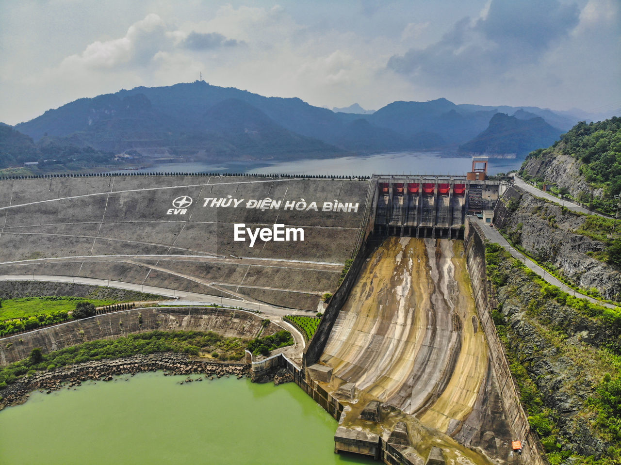 AERIAL VIEW OF DAM ON MOUNTAIN AGAINST SKY