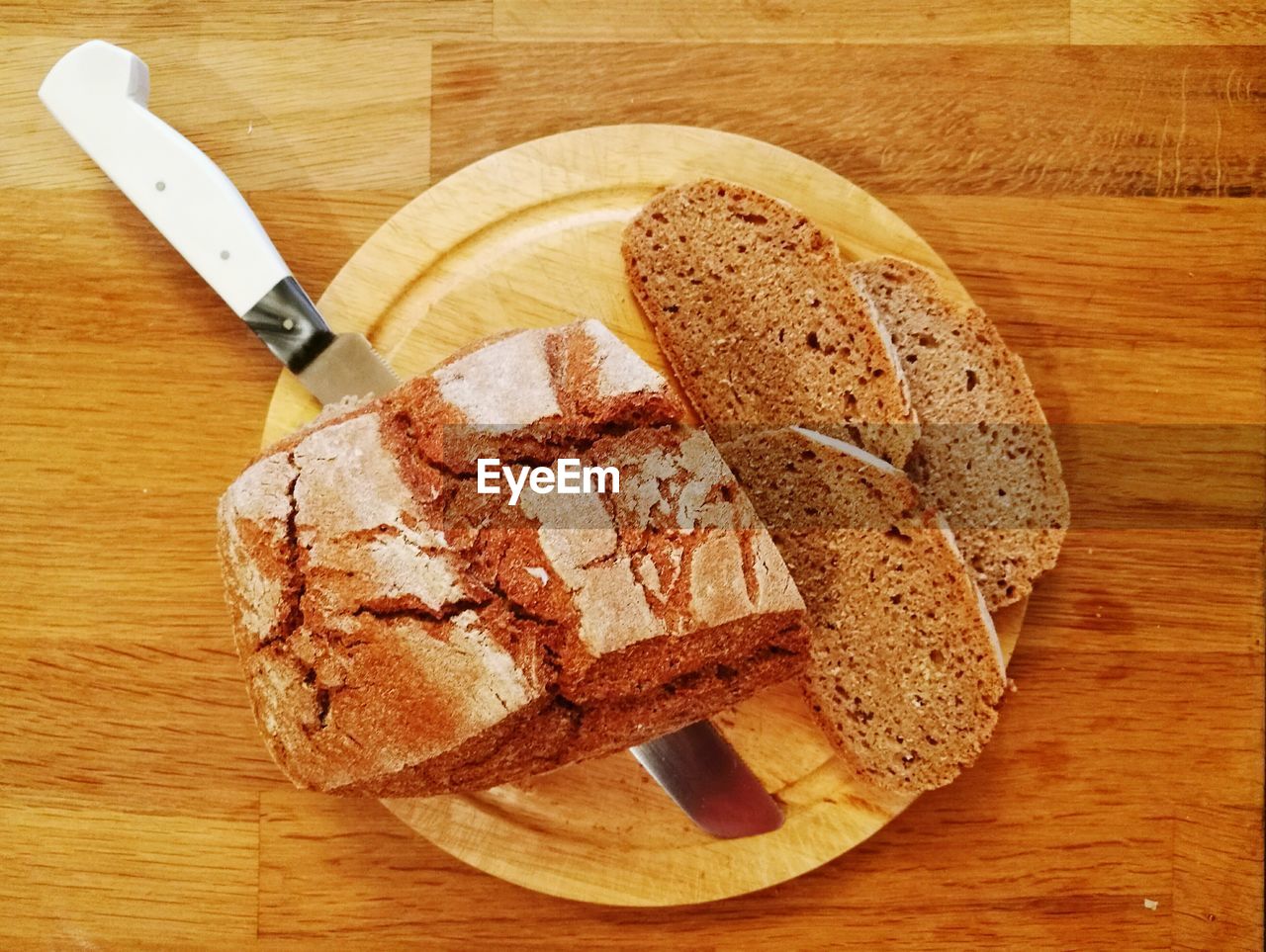 CLOSE-UP VIEW OF BREAD