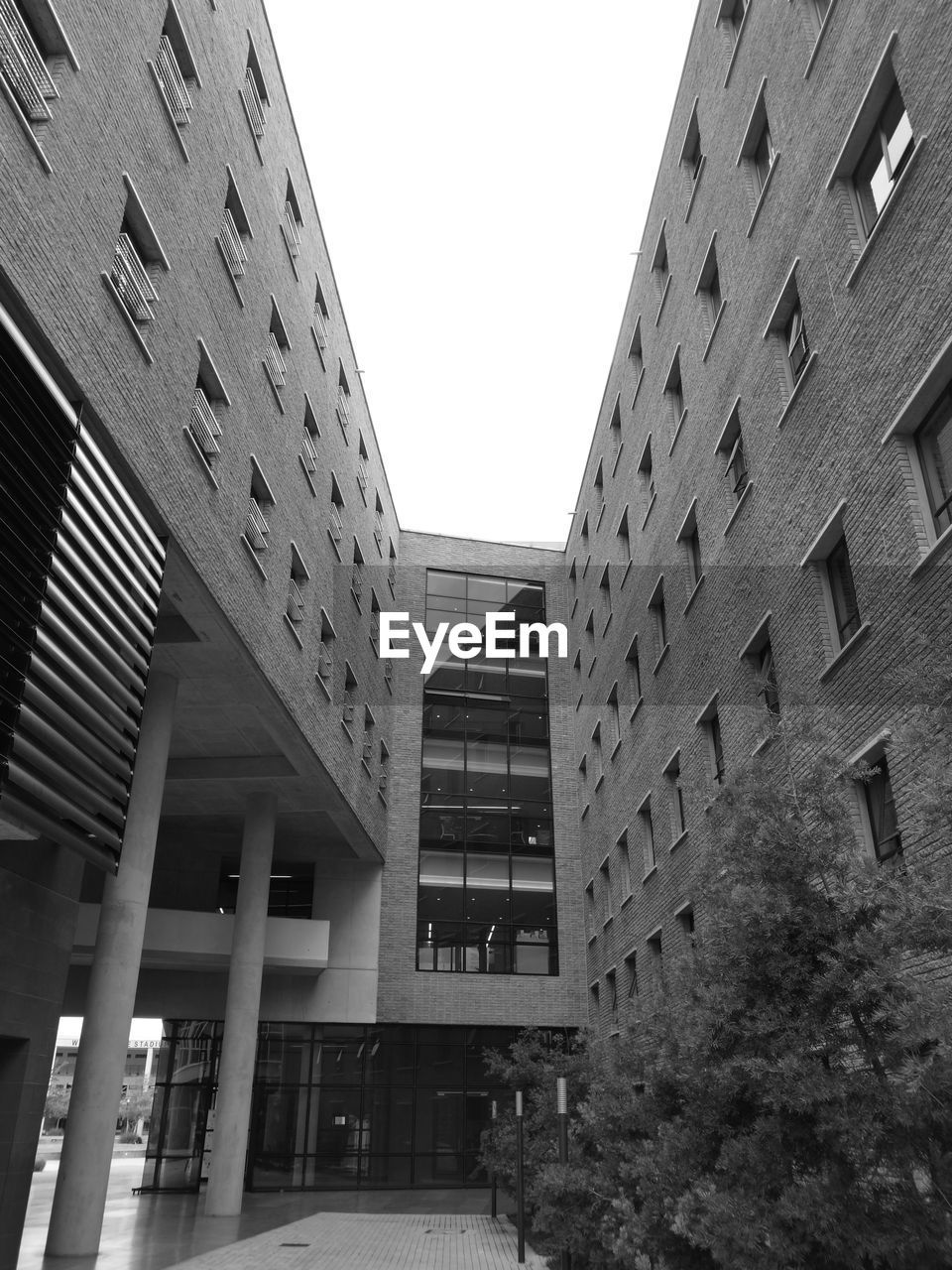 LOW ANGLE VIEW OF OFFICE BUILDING AGAINST SKY