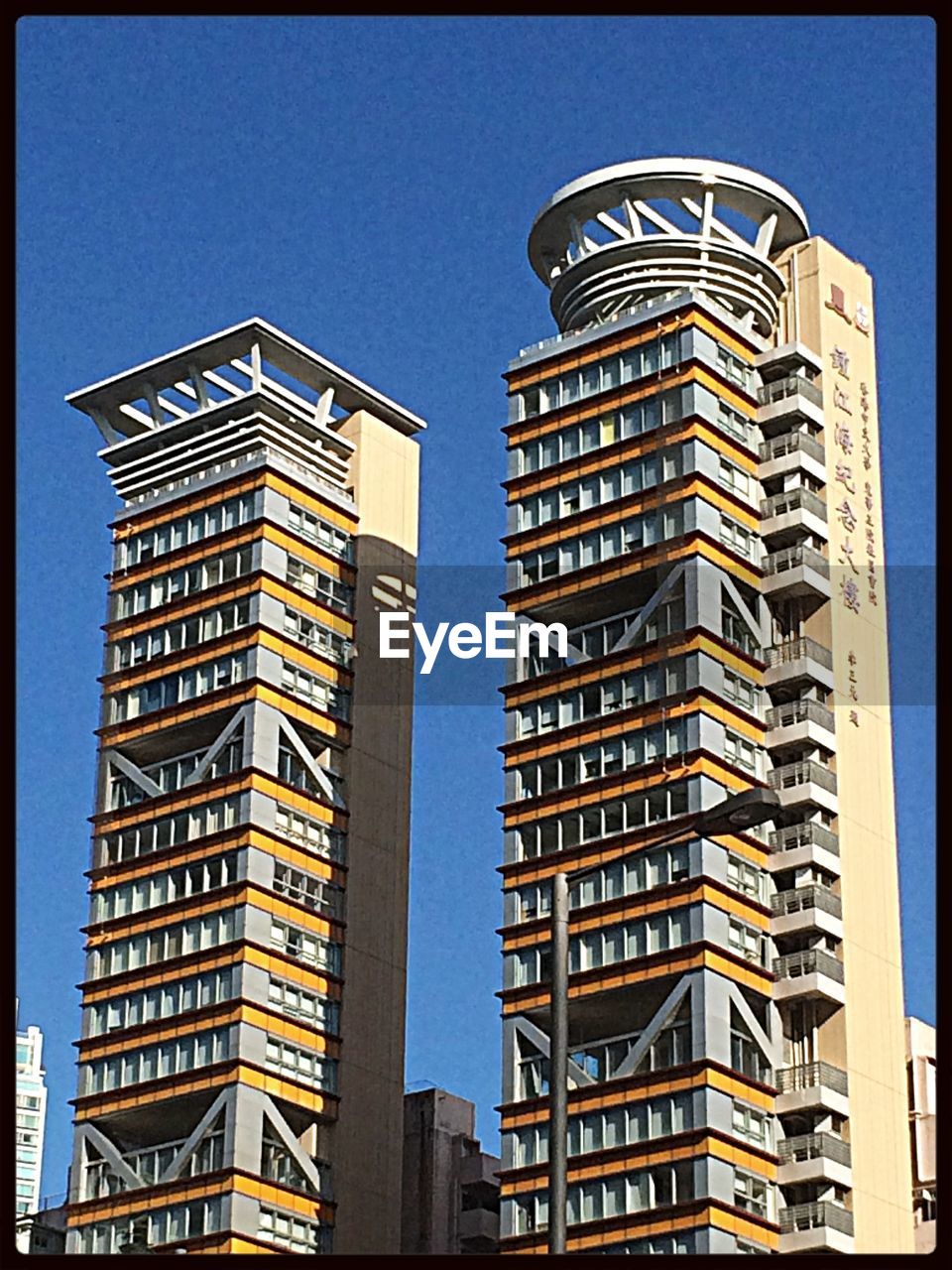 LOW ANGLE VIEW OF MODERN BUILDINGS AGAINST CLEAR SKY