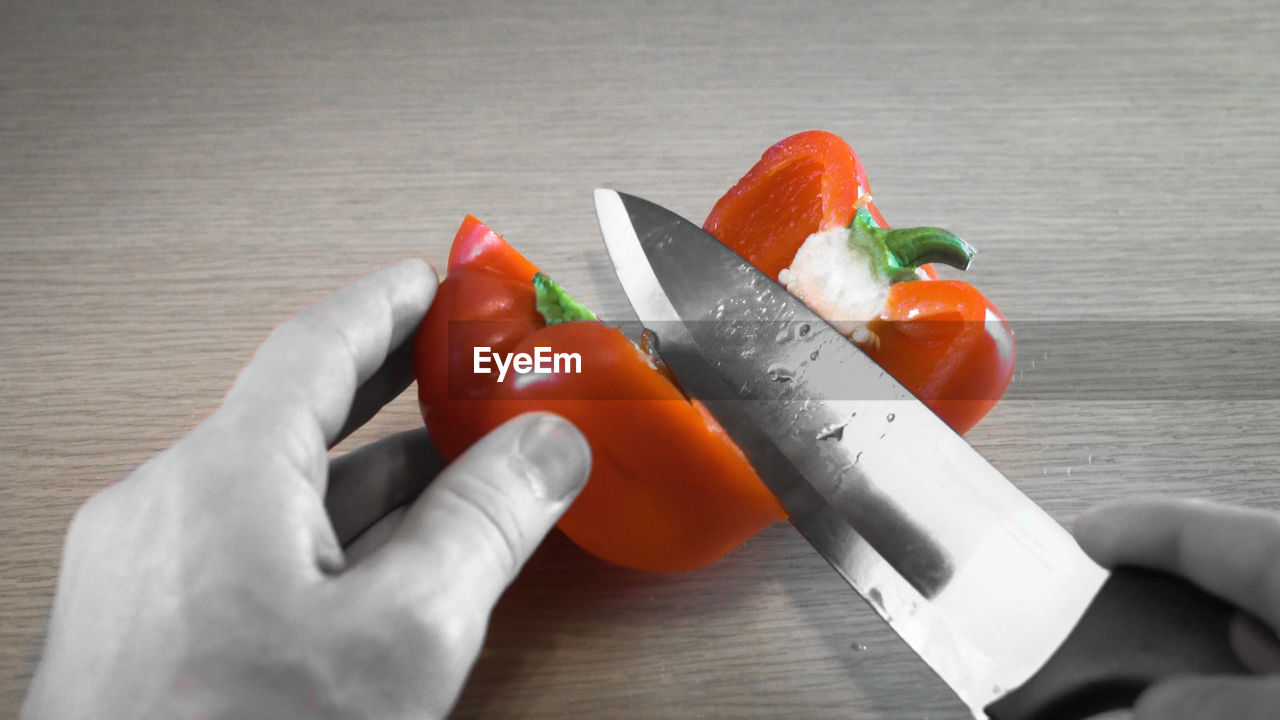 CLOSE-UP OF HAND HOLDING VEGETABLES