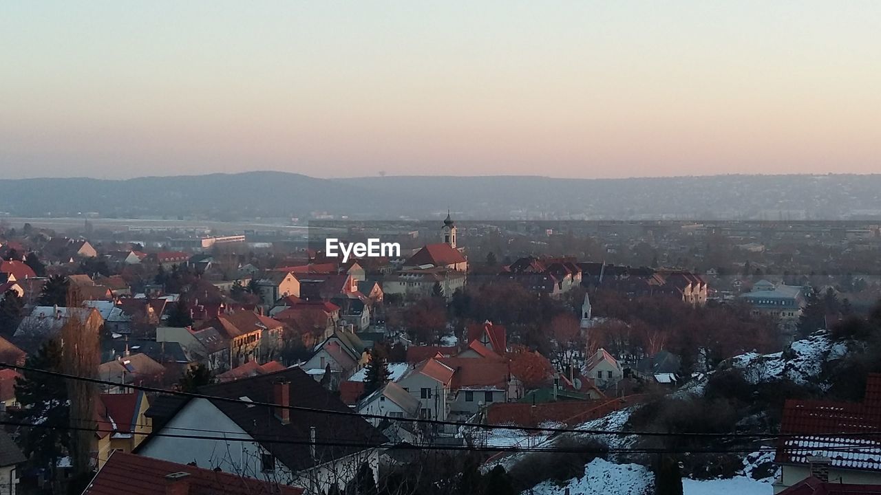 HIGH ANGLE VIEW OF BUILDINGS AGAINST SKY