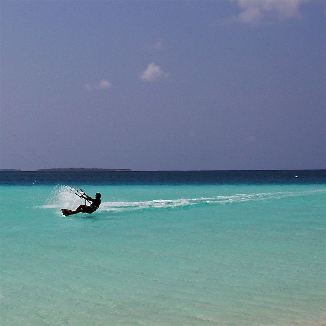 TOURISTS IN SEA