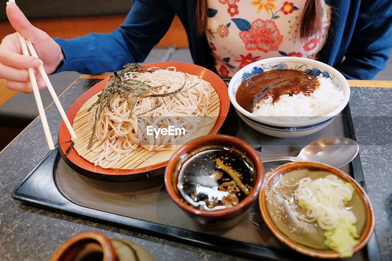 MIDSECTION OF PERSON HOLDING FOOD