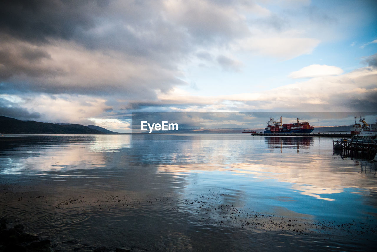 SHIP IN SEA AGAINST SKY