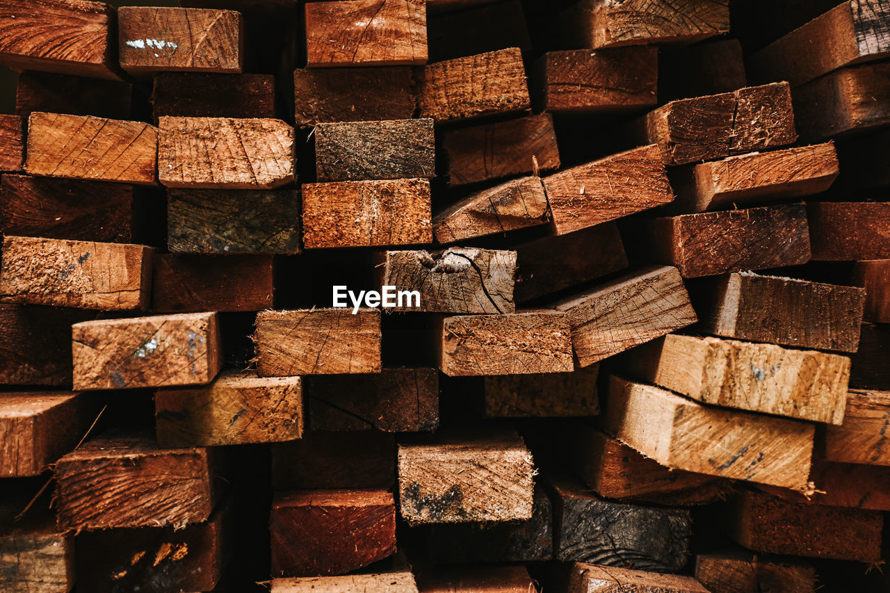 FULL FRAME SHOT OF LOGS ON WOODEN SURFACE
