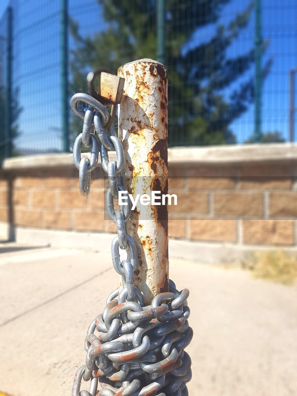 CLOSE-UP OF RUSTY CHAIN
