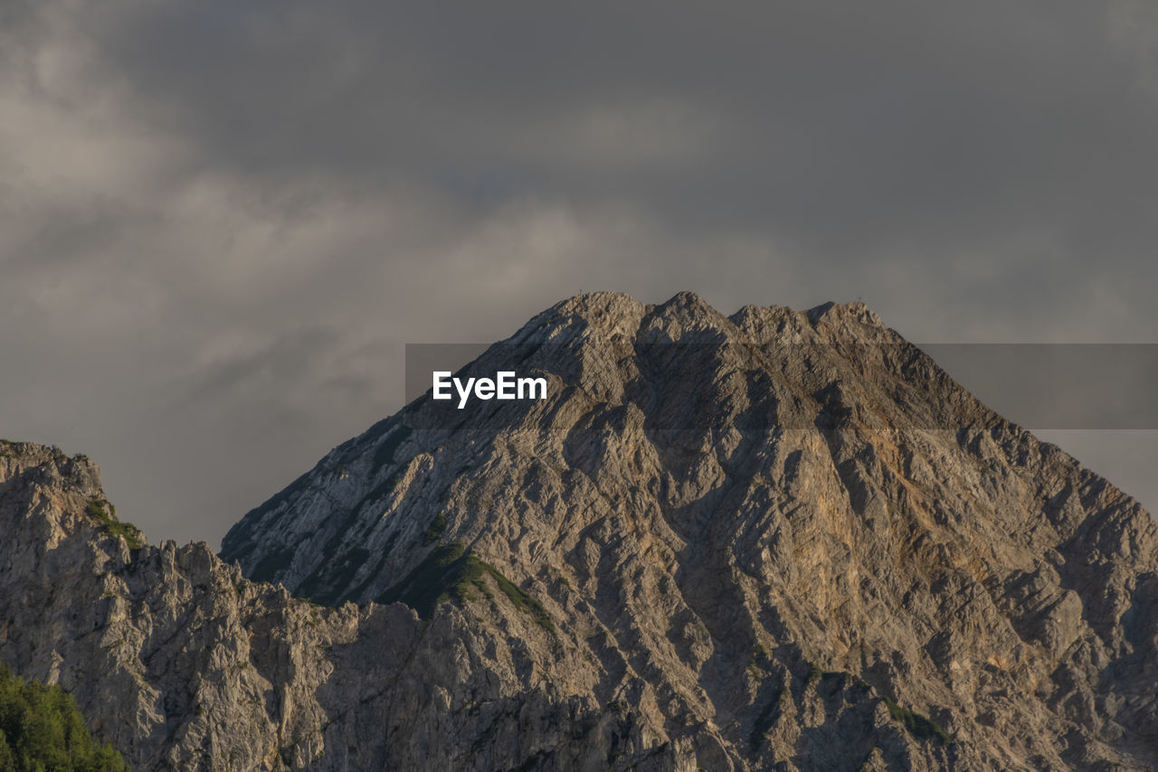 LOW ANGLE VIEW OF ROCKS AGAINST SKY