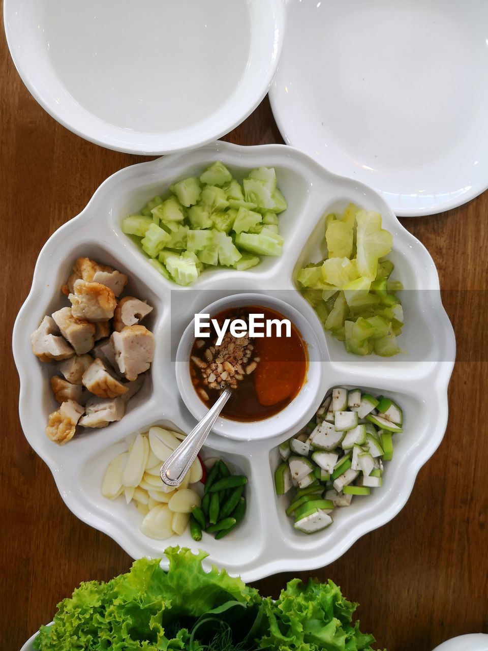 HIGH ANGLE VIEW OF VEGETABLES IN BOWL ON TABLE