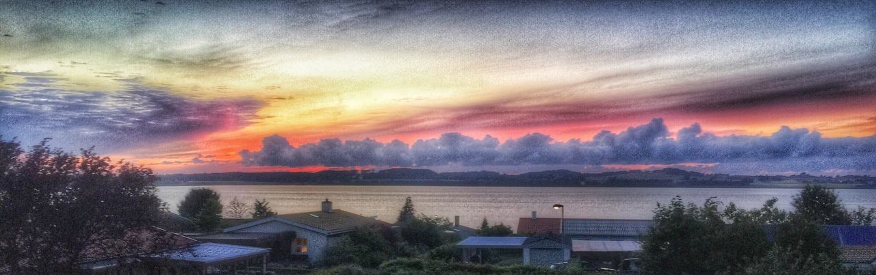 SCENIC VIEW OF SEA AGAINST CLOUDY SKY DURING SUNSET