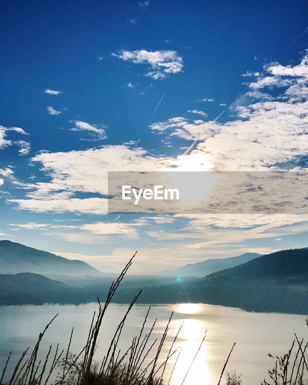 SCENIC VIEW OF LAKE BY MOUNTAIN AGAINST SKY