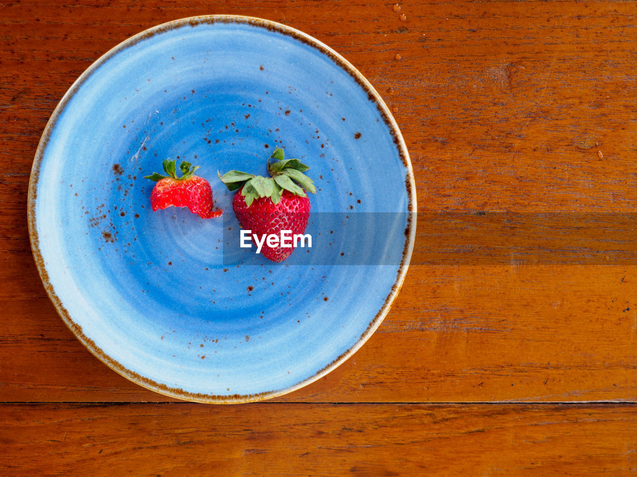 DIRECTLY ABOVE SHOT OF FRUITS IN BOWL