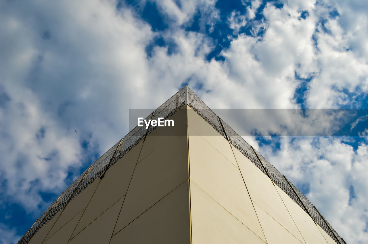 LOW ANGLE VIEW OF CLOUDY SKY OVER THE BACKGROUND