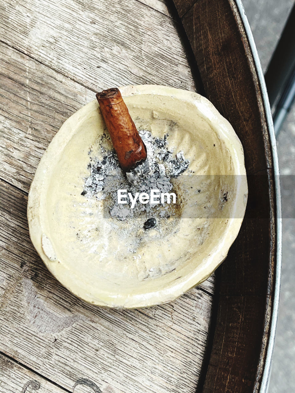 HIGH ANGLE VIEW OF ICE CREAM ON TABLE