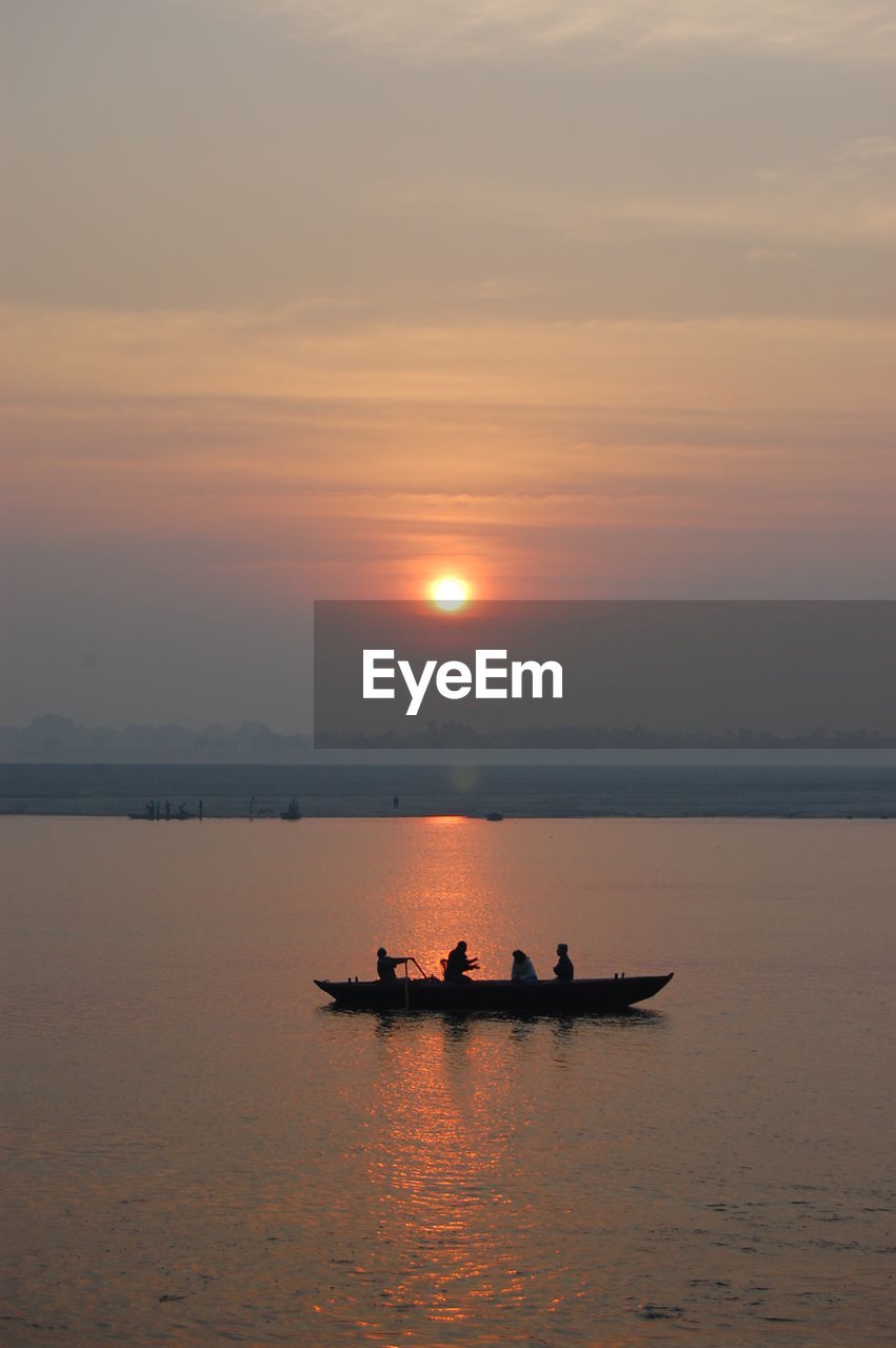 SILHOUETTE BOAT ON SEA AGAINST SKY DURING SUNSET