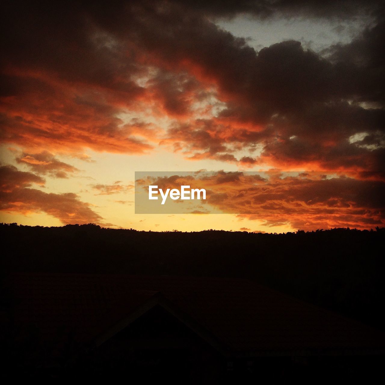 SCENIC VIEW OF SILHOUETTE LANDSCAPE AGAINST DRAMATIC SKY