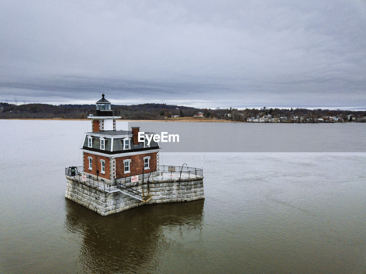 LIGHTHOUSE BY SEA AGAINST SKY