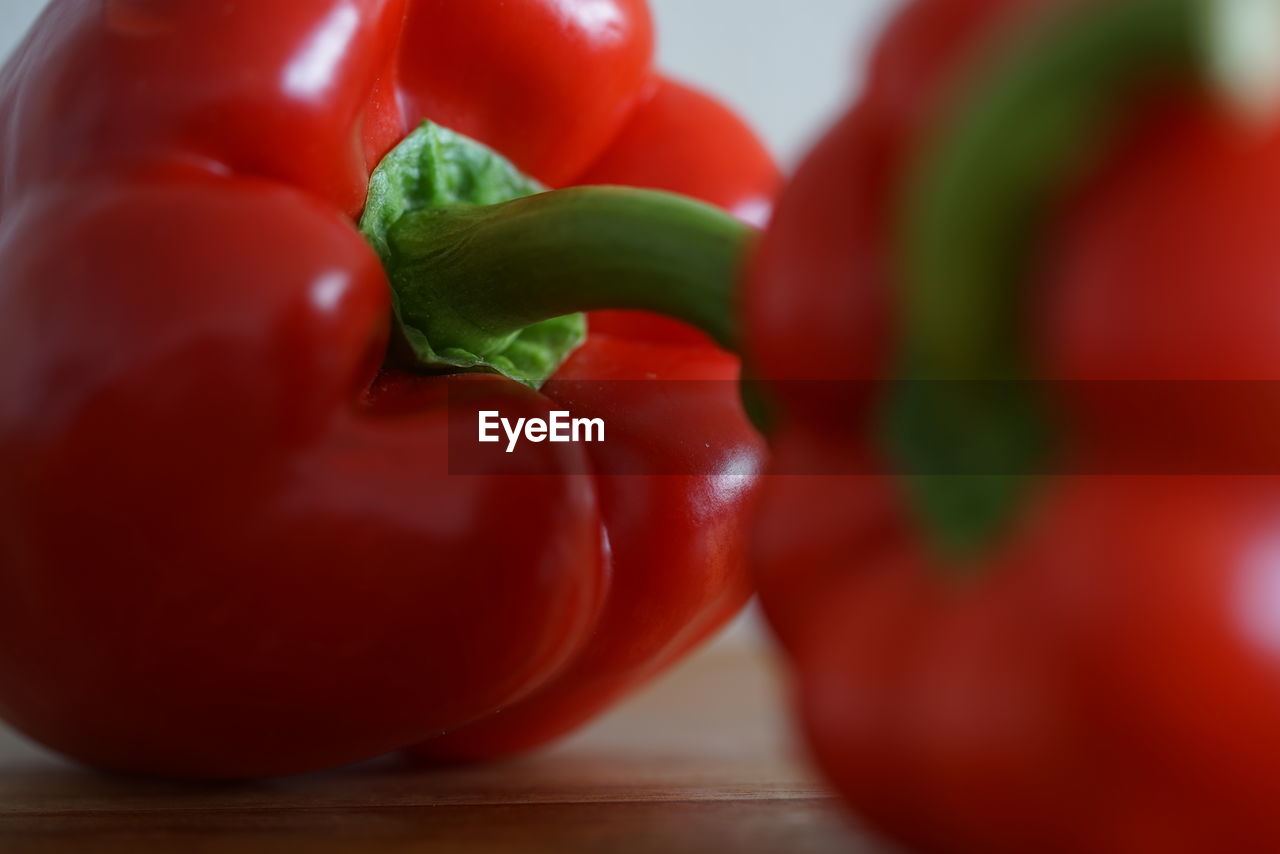 CLOSE-UP OF TOMATOES ON TABLE