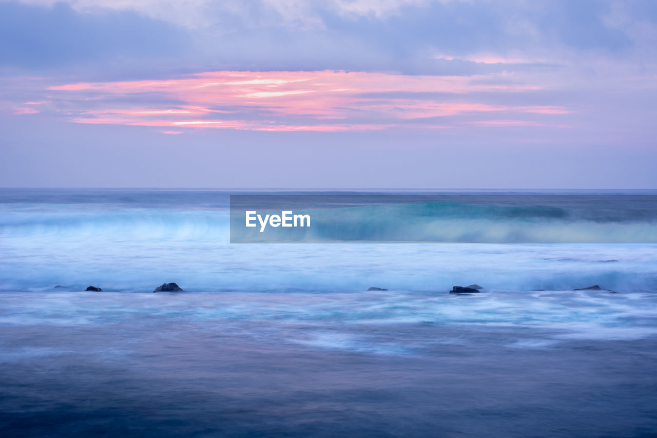 SCENIC VIEW OF SEA AGAINST SUNSET SKY