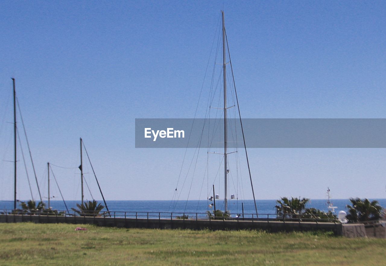 SAILBOATS SAILING ON SEA AGAINST CLEAR SKY