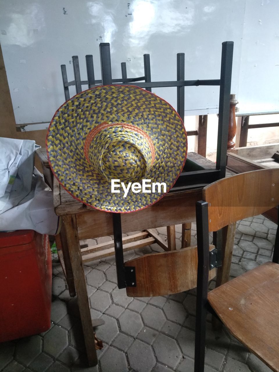 HIGH ANGLE VIEW OF EMPTY CHAIRS AND TABLE AGAINST TILED FLOOR