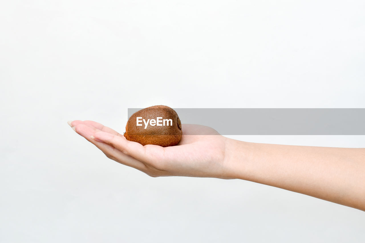 CLOSE-UP OF PERSON HAND HOLDING APPLE