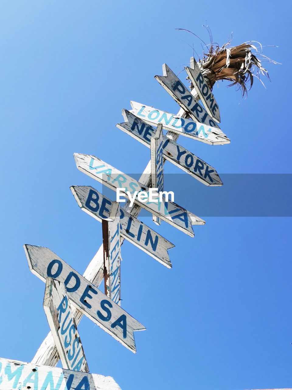 LOW ANGLE VIEW OF INFORMATION SIGN AGAINST CLEAR SKY