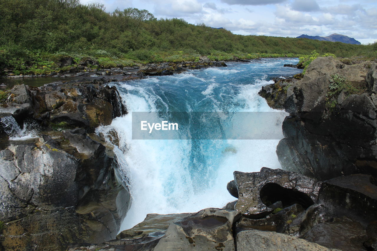 SCENIC VIEW OF SEA AGAINST ROCK FORMATION