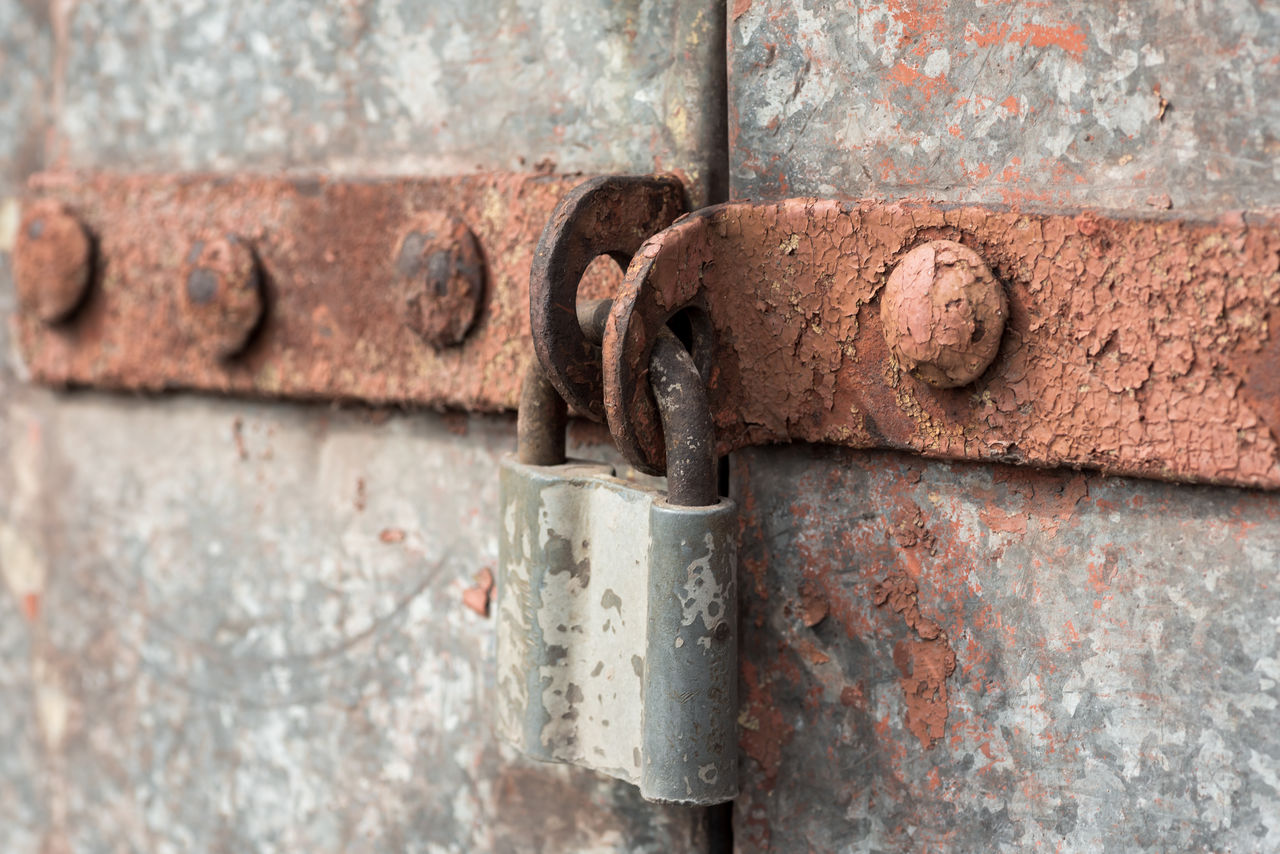 CLOSE-UP OF OLD RUSTY METAL