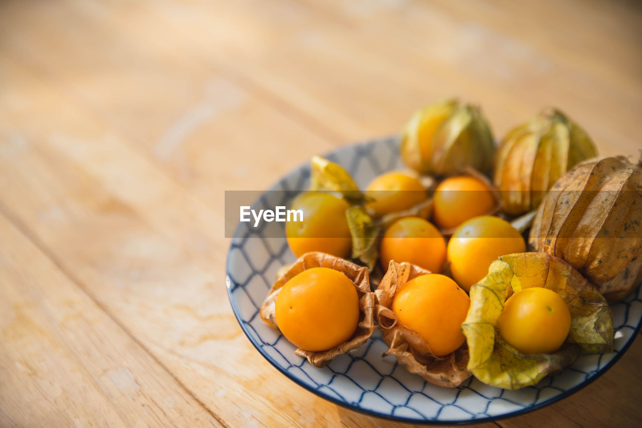 HIGH ANGLE VIEW OF TOMATOES ON TABLE