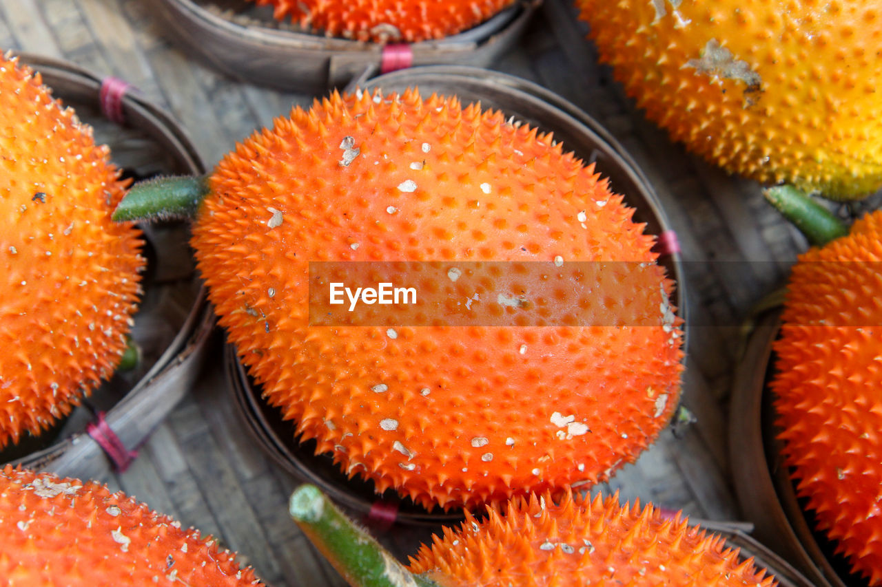 CLOSE-UP OF ORANGE FRUIT IN MARKET