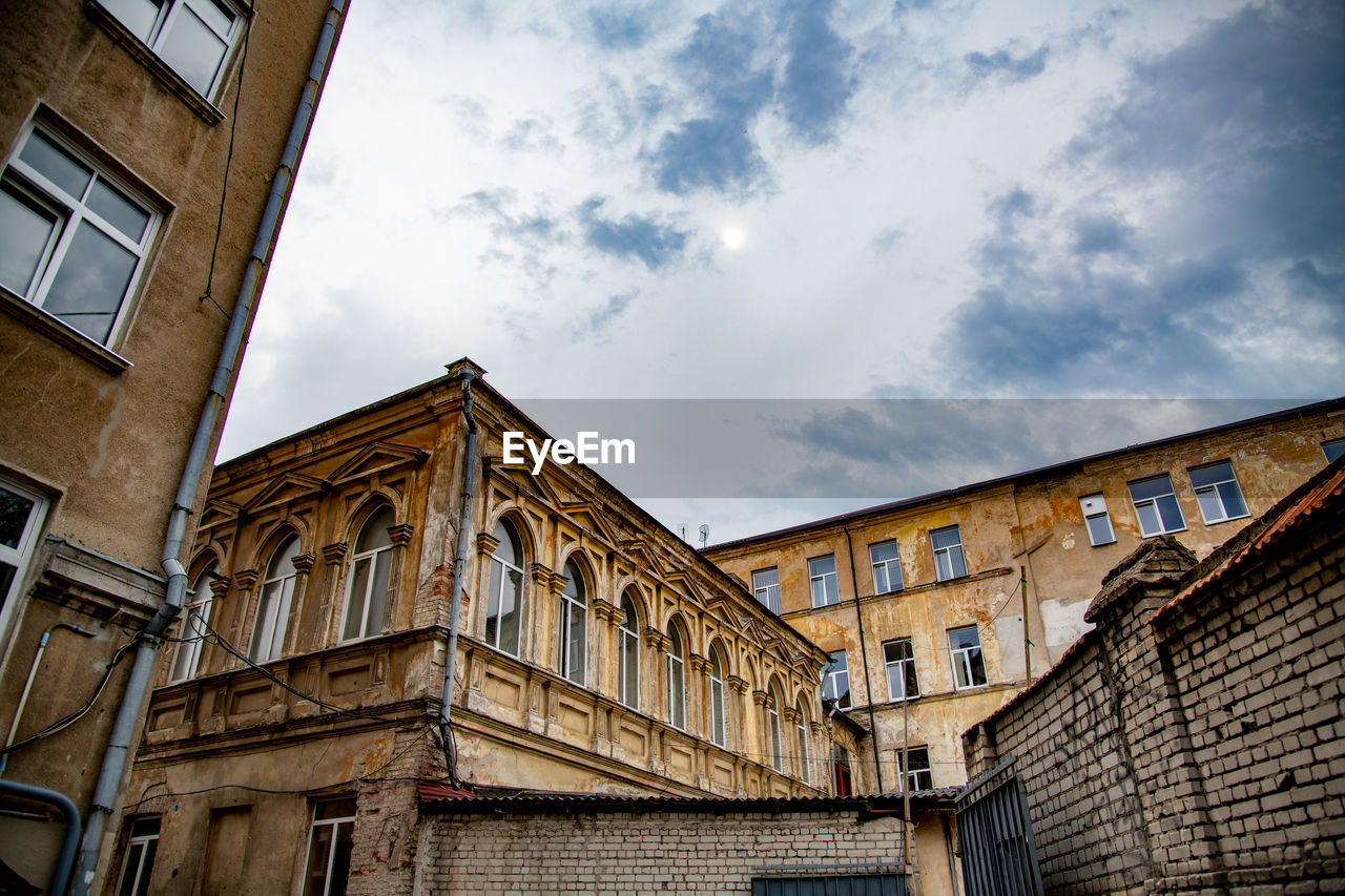 LOW ANGLE VIEW OF BUILDING AGAINST SKY